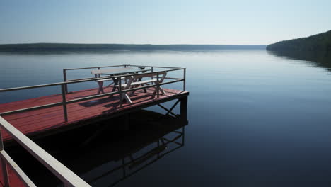 un tranquilo muelle junto al lago con asientos al aire libre