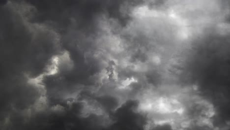 un relámpago de tormenta sobre el cielo oscuro