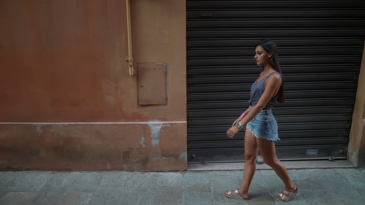mujer caminando por una calle de la ciudad