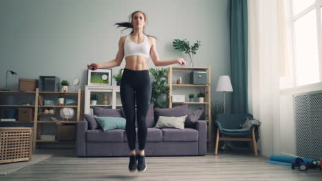 mujer saltando la cuerda en casa