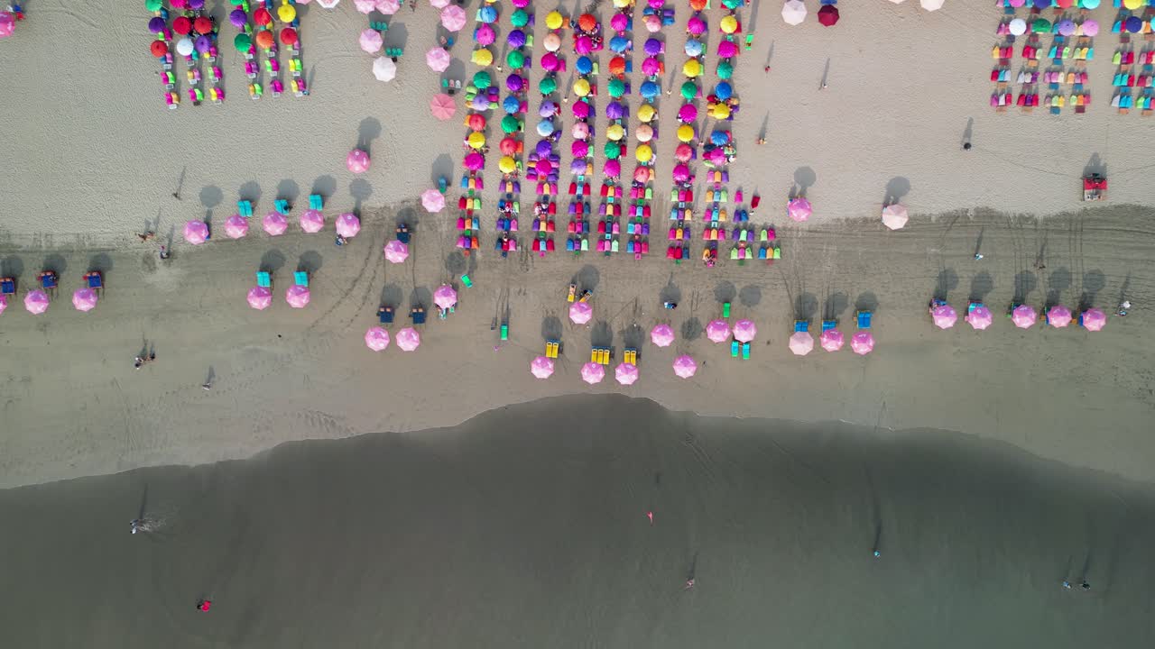 발리의 누사 페니다 (nusa penida) 의 쿠타 해변의 놀라운 4k 드론 영상.