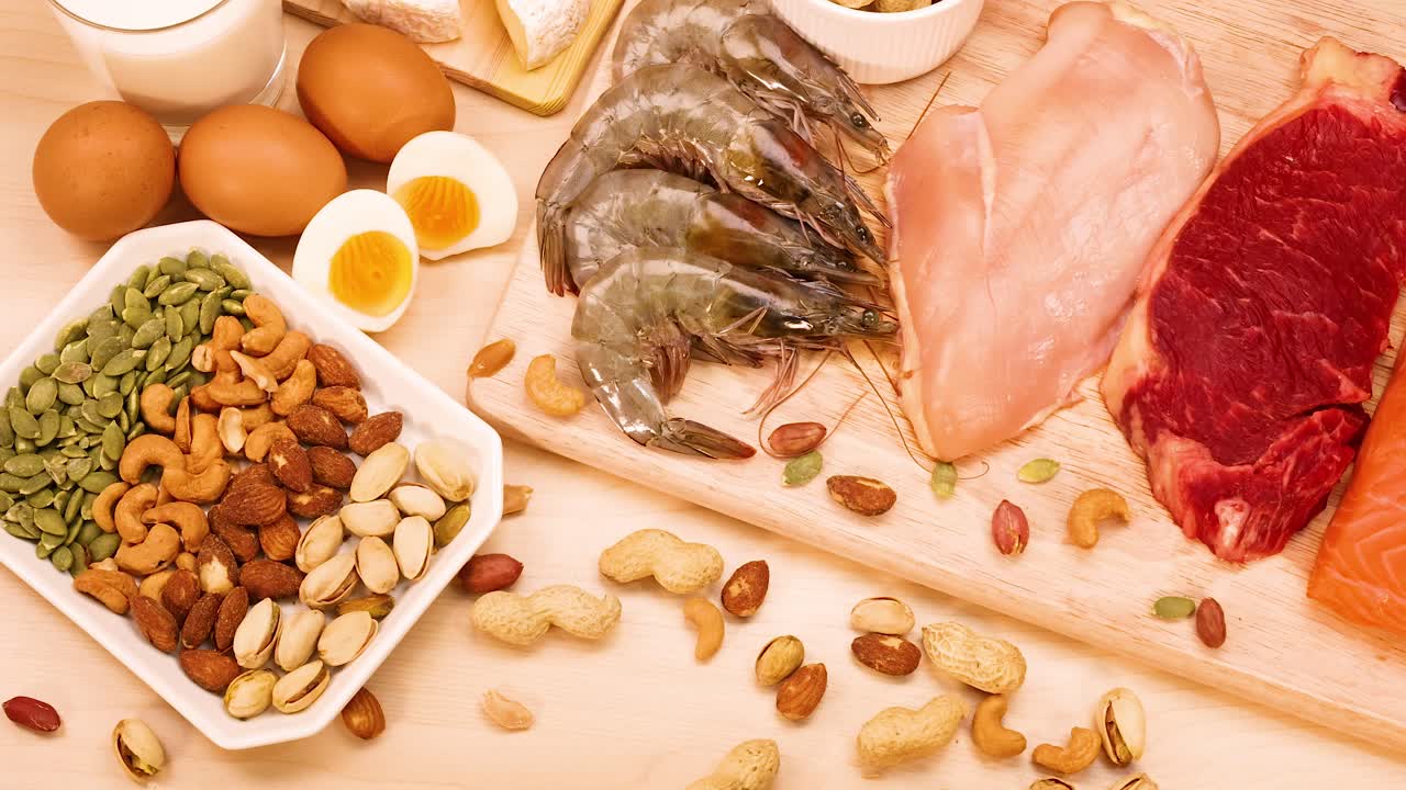 다양한 고기, 견과류, 달이 전시되어 있습니다.