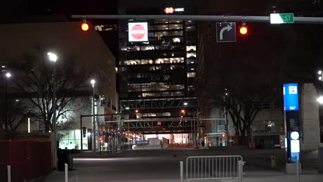 Video-Nocturno-De-Una-Luz-De-Calle-Roja-Parpadeante-Cerca-Del-Ayuntamiento-De-Edmonton