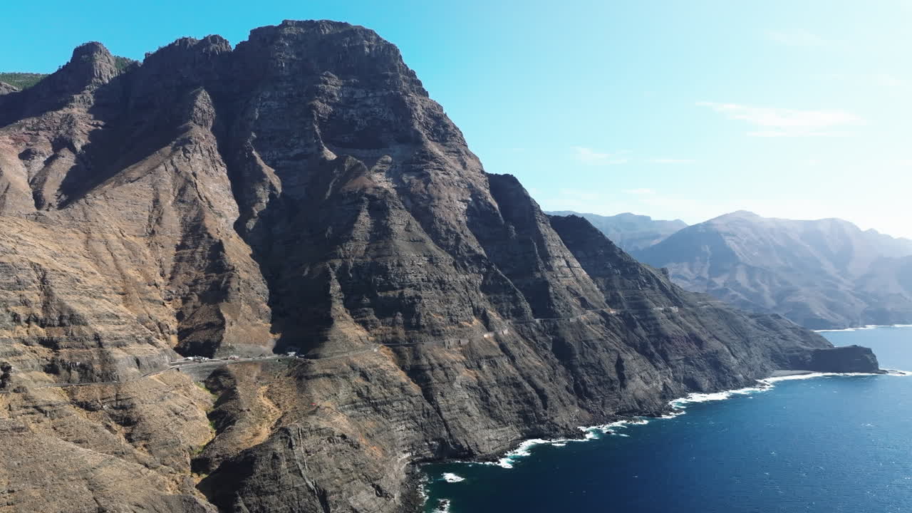 Veduta aerea orbitale di Roque Faneque sulla strada per la città di La Aldea in una giornata di sole.