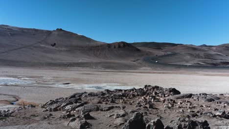 imágenes de un camino que conduce a las montañas de namafjall cerca del lago myvatn en islandia-1