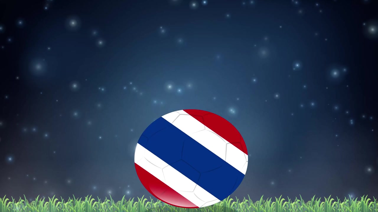 Un pallone da calcio con la bandiera della Thailandia rimbalza sull'erba verde sotto uno sfondo di cielo notturno stellato