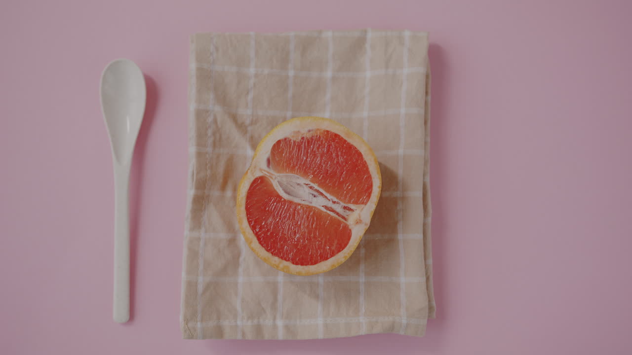 Pembe Arka Planda Greyfurt Dilimi
