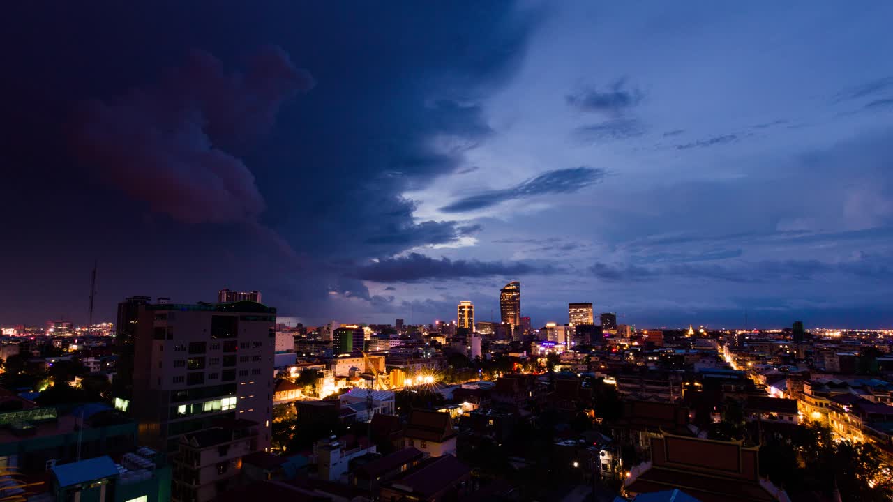 프놈펜 도시 풍경 - 밤낮으로 번개 폭풍