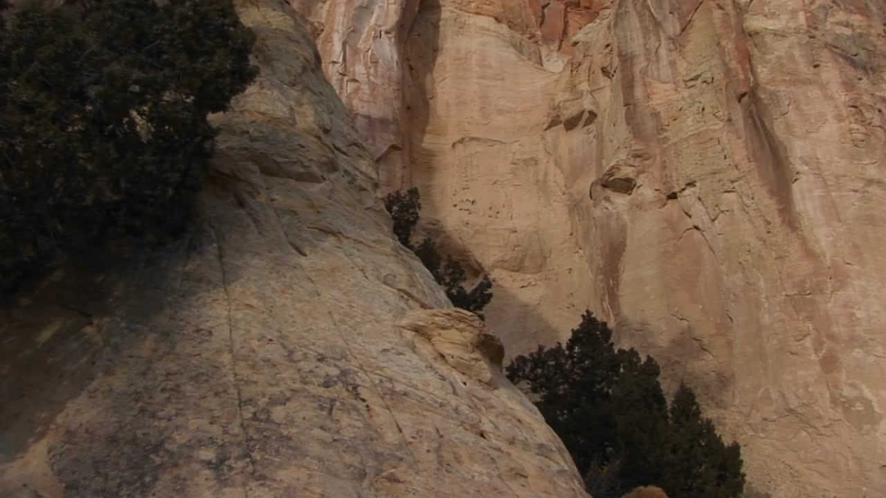panup a un hermoso arco de piedra en el sur de utah
