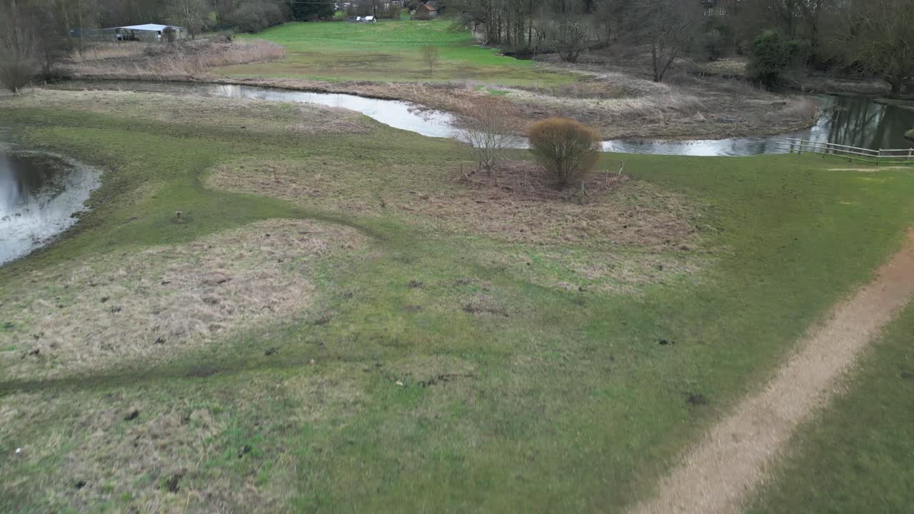 un río sinuoso en el parque del sur, norwich, con exuberante vegetación, vista aérea