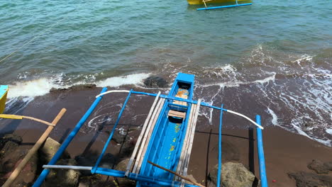 imágenes de 5 segundos de un barco mientras las olas del océano chapotean en la orilla.