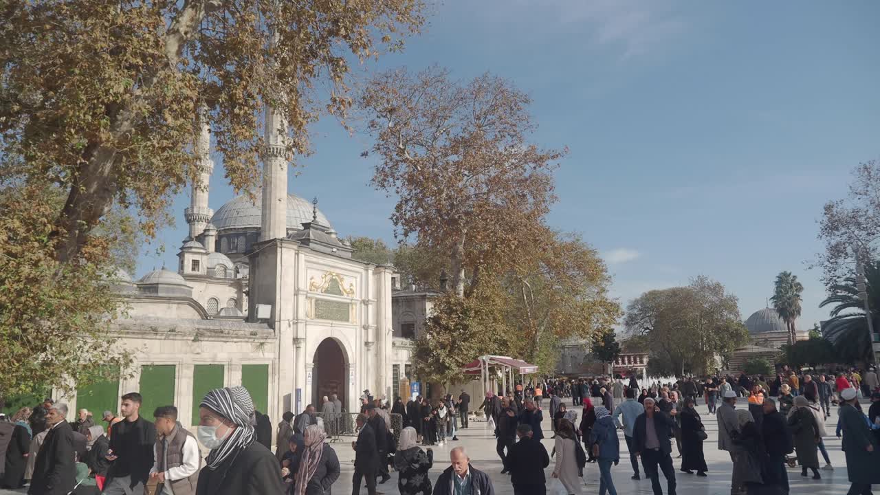 Scena di strada affollata presso una moschea a Istanbul