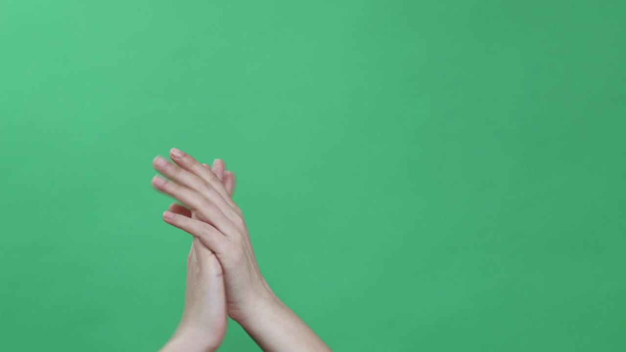손은 녹색 크로마 키에 몇 가지 기호 수치를 하고