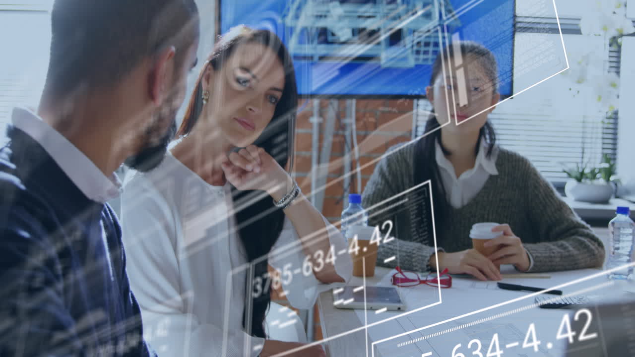 animación de la interfaz con el procesamiento de datos sobre diversos colegas discutiendo juntos en la oficina