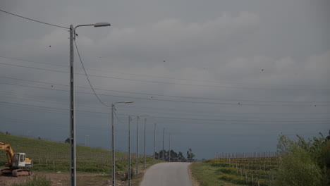 Eine-Leere-Straße-Mit-Bebauten-Feldern-Drumherum