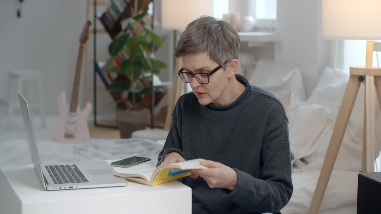 mujer estudiando en línea en casa