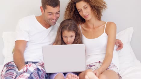 familia feliz usando computadora portátil