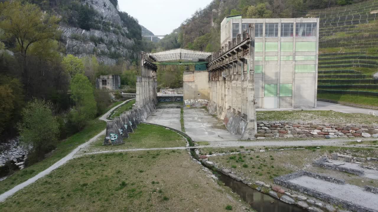 Forladt cementfabrikmonument midt i naturen, drone 4k