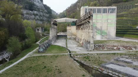 Verlassenes-Zementfabrikdenkmal-Mitten-In-Der-Naturdrohne-4k