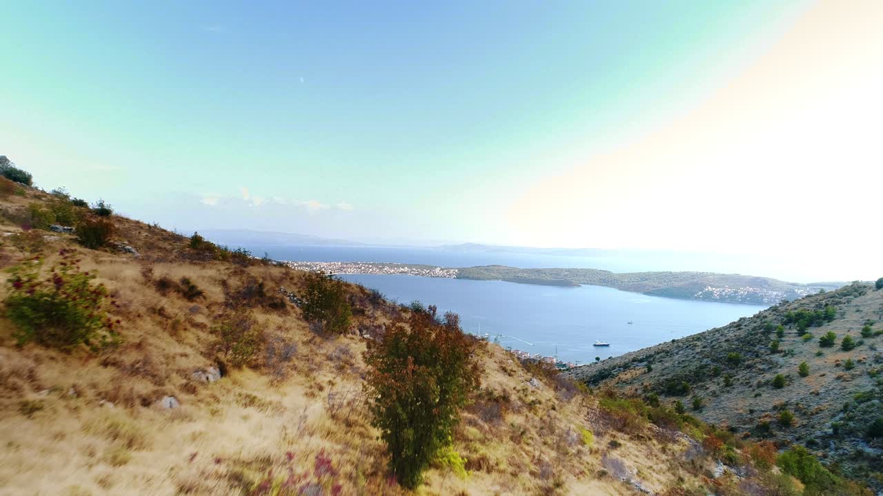 imágenes aéreas que se elevan sobre la cordillera y descienden hasta el pueblo costero