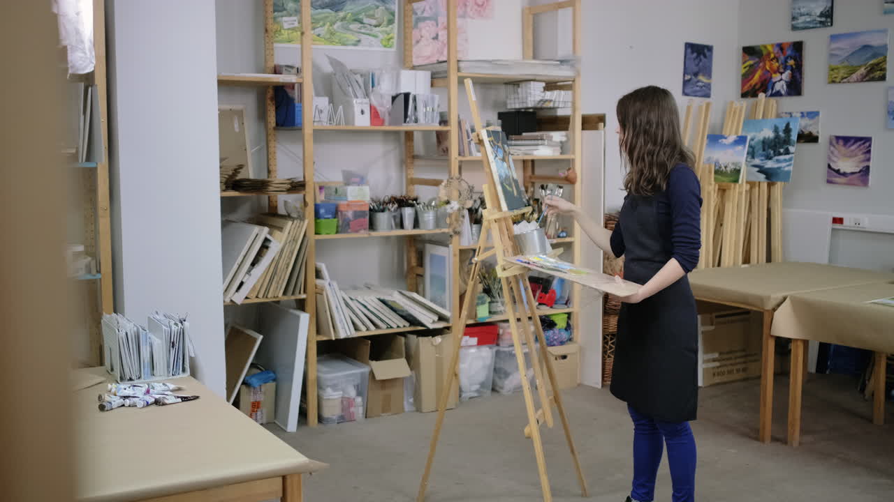 미술 스튜디오 에서 그림 을 그리는 여자