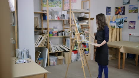 mujer pintando en un estudio de arte