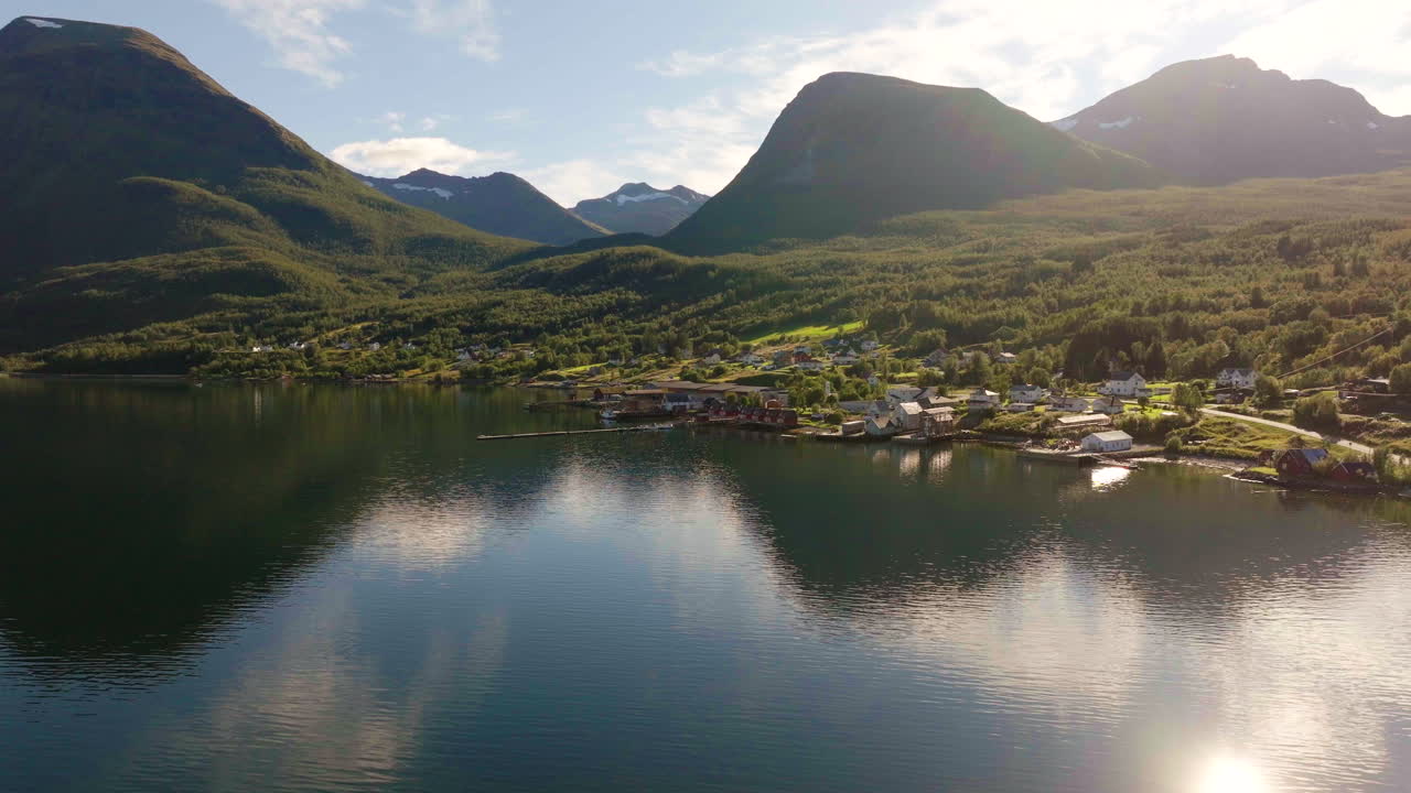 gratangen es un pueblo remoto en el fiordo de troms, noruega.