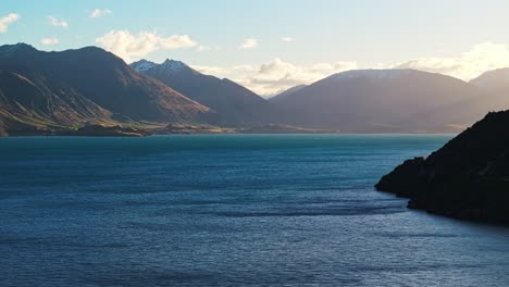 Luftaufnahme-Des-Atemberaubenden-Lake-Wakatipu-Und-Der-Abfallenden-Grand-Mountains