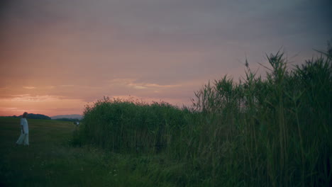 Mujer-Caminando-Por-La-Noche-Del-Lago