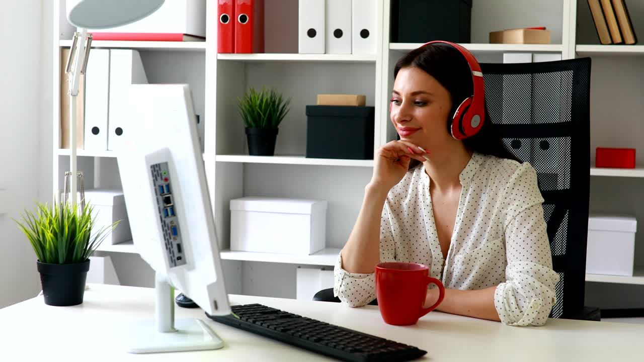 donna d'affari che ascolta musica, cerca di monitorare e agita la mano alla telecamera