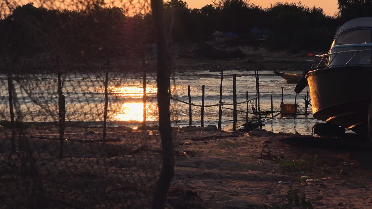 배 를 타고 강 을 가로질러 해가 지는 것