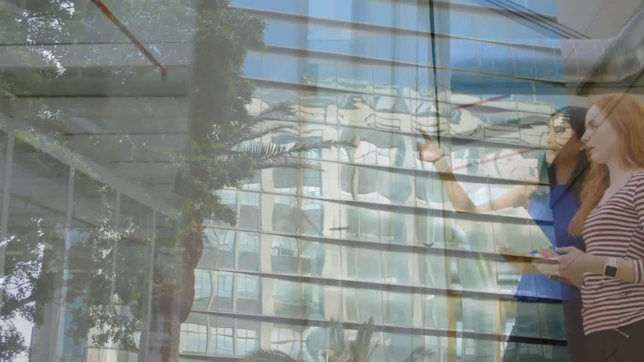 현대적인 사무실에서 이야기하는 사업가 여성에 대한 사무실 건물의 애니메이션