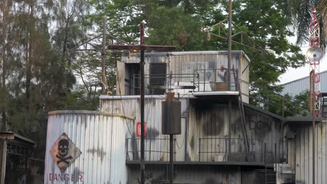 Primer-Plano-De-Peligro-Tóxico-Y-Edificio-Arrojando-Fuego,-Terreno-Industrial-Tóxico