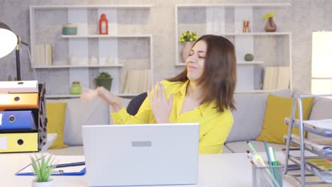 mujer joven esperando emocionada en la computadora portátil, impaciente y linda.