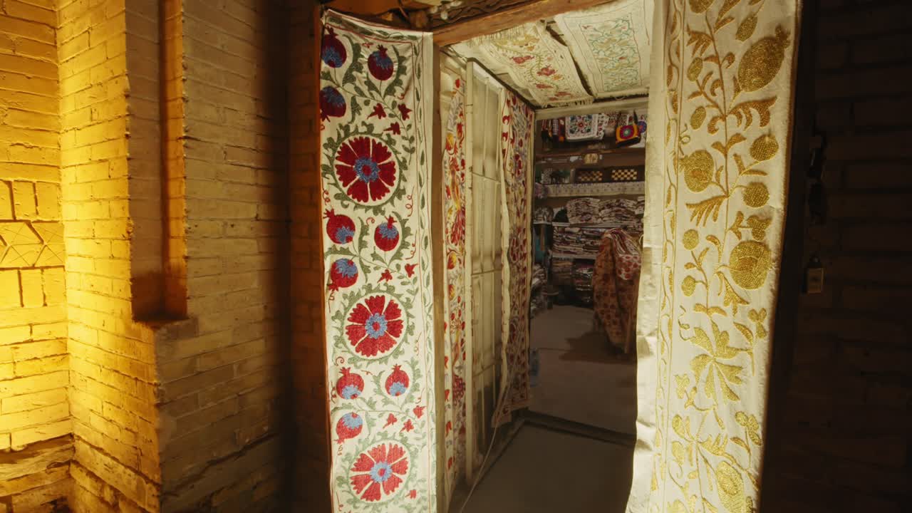 Hive tüccar dükkanı girişi, işlemeli kumaş, eski şehir. Özbekistan İpek Yolu gece 2.