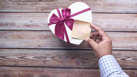 caja de regalo en forma de corazón con una nota de agradecimiento