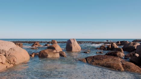 Timelapse-De-Las-Olas-En-Una-Playa-Con-Grandes-Rocas