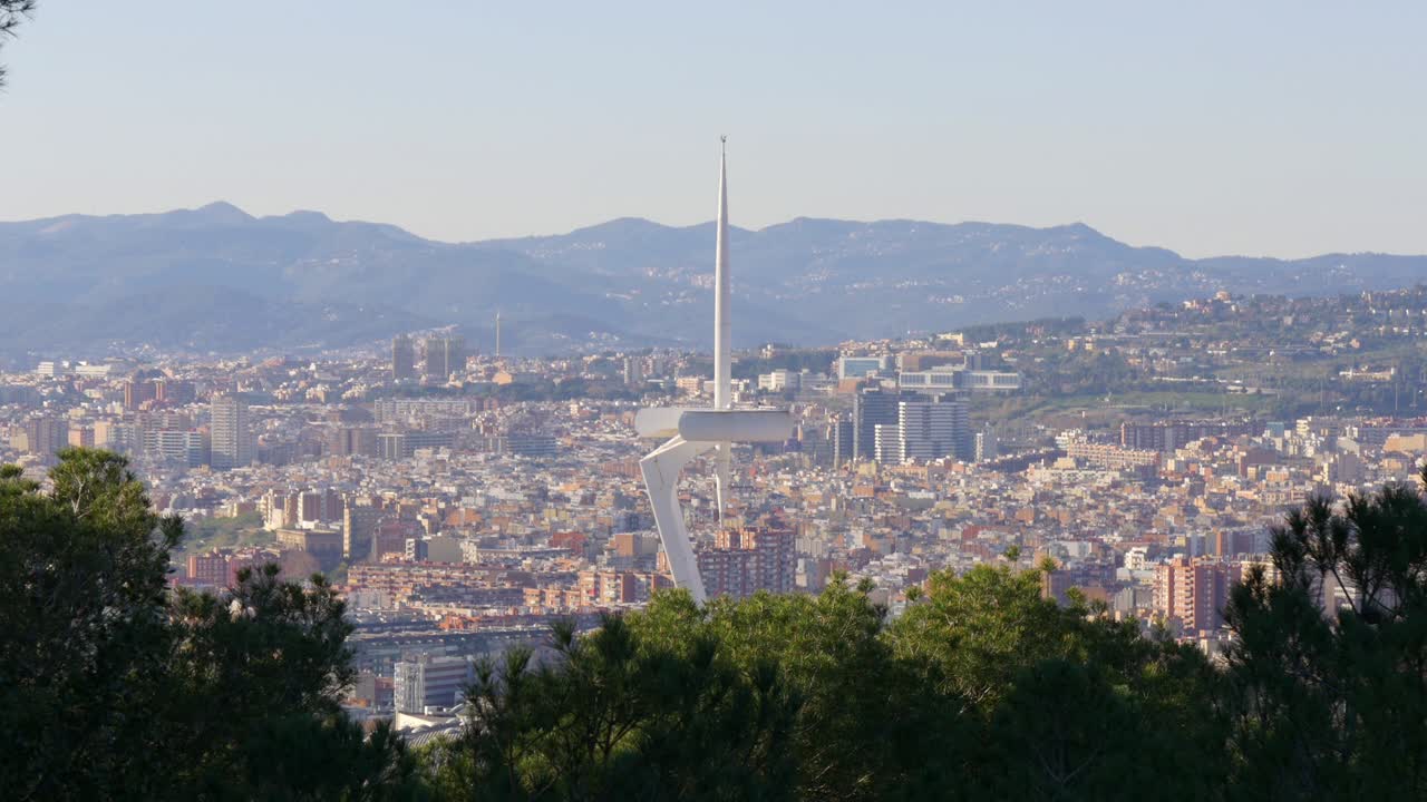 바르셀로나의 은 날, 올림픽 기념비의 파노라마 뷰 4k
