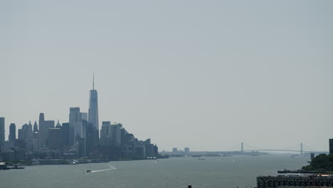 Downton-Manhattan-Mit-Der-Verrazzano-Brücke-In-Der-Ferne,-New-York-City,-USA