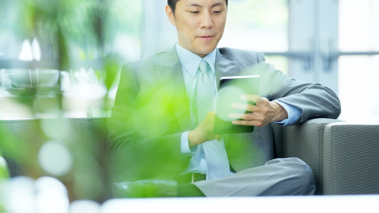 젊은 아시아계 미국인 도시 사업가, 터치 스크린 태블릿