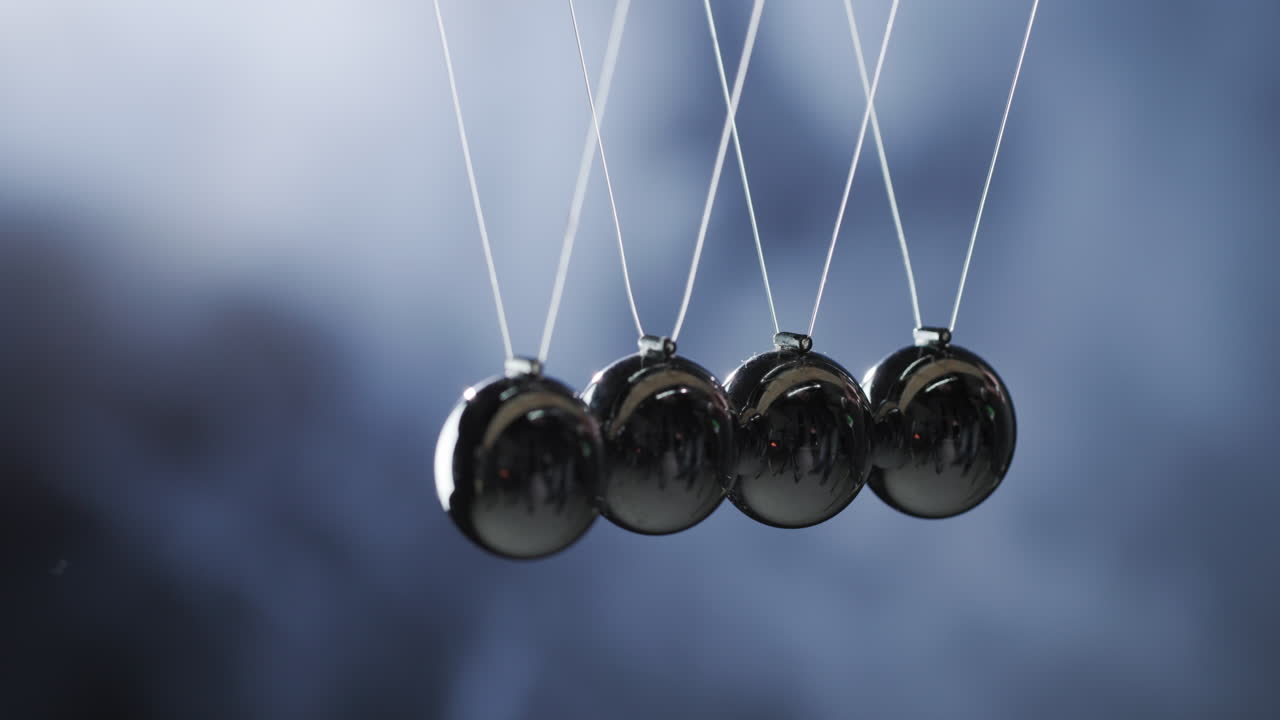 뉴턴의 요람 - 운동량이 한 공에서 다른 공으로 전달되는 에너지 보존 법칙을 보여줍니다.