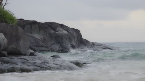 Toma-Cinematográfica-De-Ensueño-De-Las-Olas-Del-Mar-Rompiendo-En-Las-Rocas