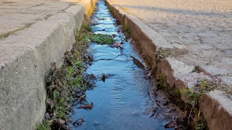 belo canal de água de drenagem de rua em sopot, bulgária