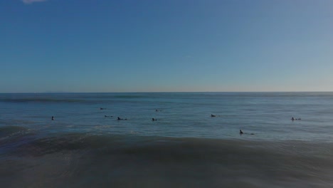 Antena:-Surfistas-En-La-Playa-De-Mount-Maunganui,-Nueva-Zelanda