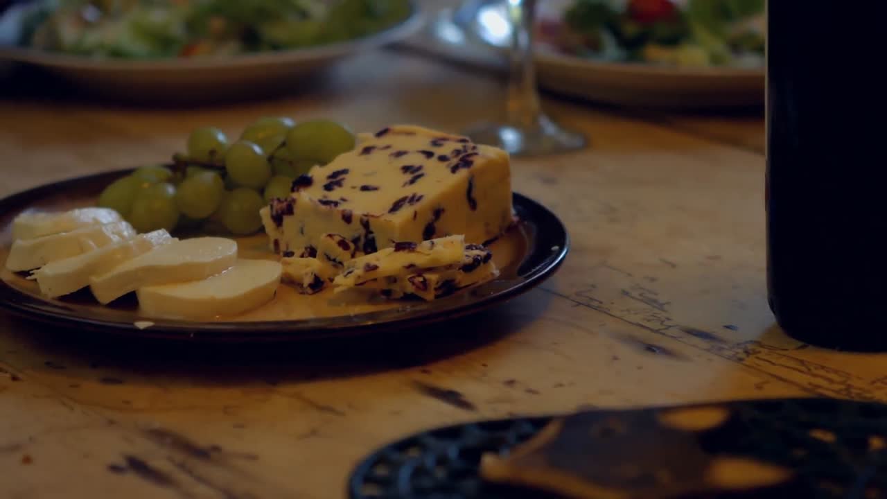 나무 테이블 위 에 있는 와인 병 과 식사 의 클로즈업