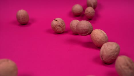 nueces sobre un fondo rosado