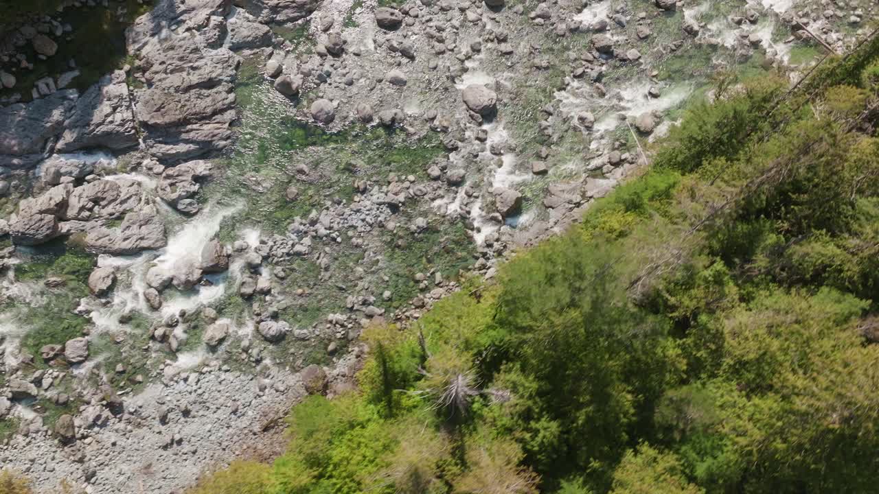 un río verde azul en los bosques de columbia británica canadá
