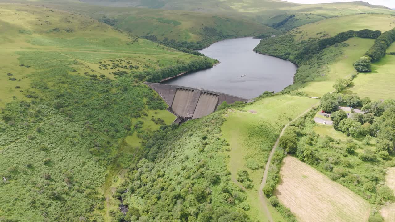 vuelo aéreo del embalse de meldon que muestra sus aguas serenas y el paisaje circundante
