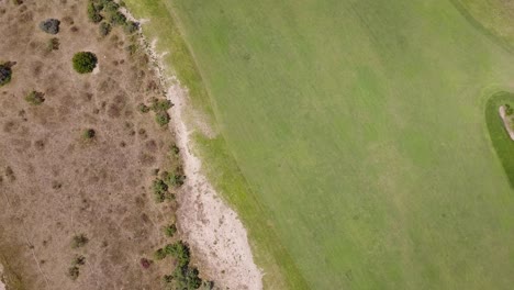 Toma-Aérea-De-4k-En-Un-Campo-De-Golf-Estilo-Links-En-El-Sur-De-California-En-Un-Cálido-Día-De-Verano