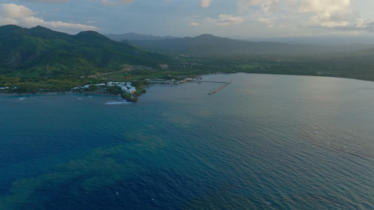 푸에르토 플라타(puerto plata)의 캐리비안 바다에 있는 작은 리조트 타운인 바이아 데 메몬(bahía de maimón)을 향한 공중 비행